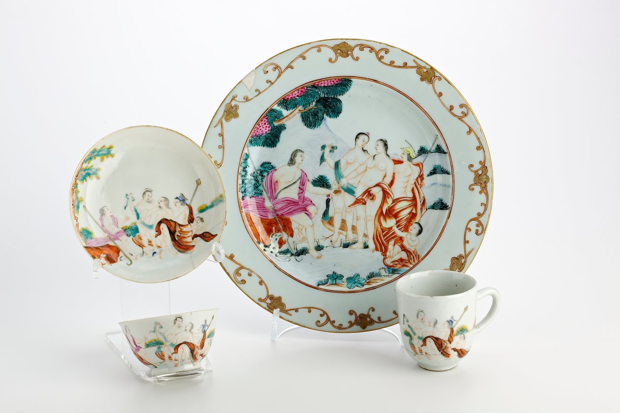 Talíř, čajová mísa, šálek a podšálek zdobený vyobrazením soudu v Paříži (porcelán) od Chinese School