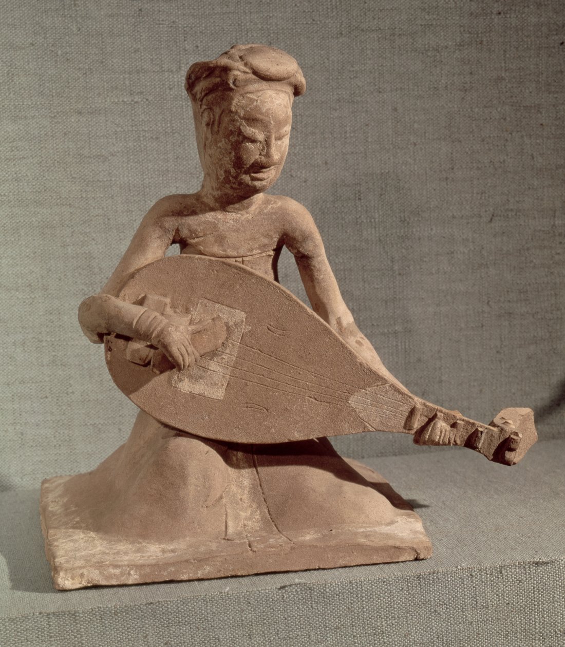 Sedící hudebník hrající na loutnu, z hrobky generála Chang Sheng, Anyang, Honan, dynastie Sui, 595 n. l. (kamenina) od Chinese School