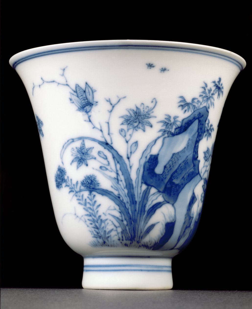 Kádinka z poloskořápky, značka Kangxi a období 1662-1722 (porcelán s modrou podglazurou) (viz 142601, spodní strana viz 142558) od Chinese School