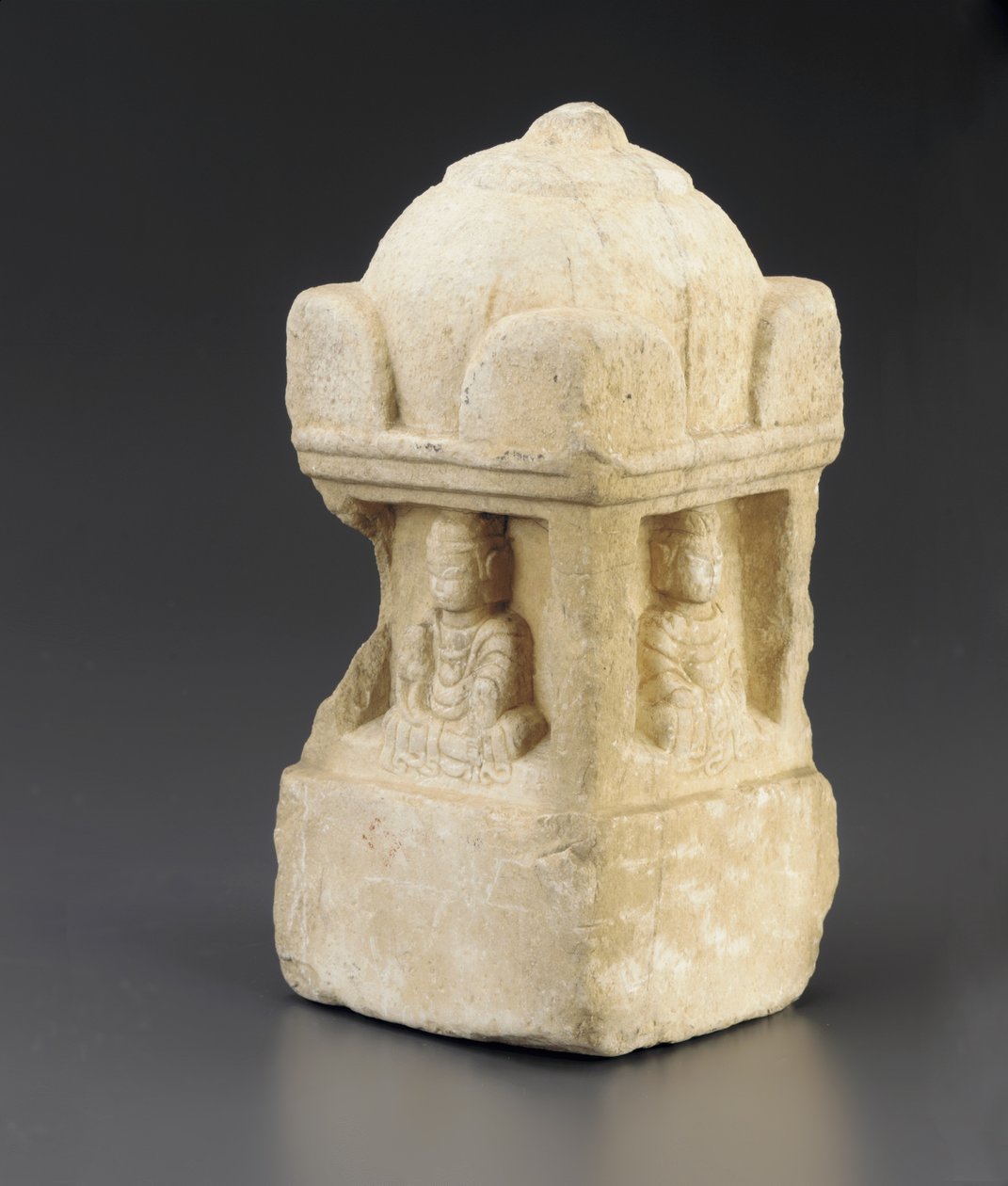 Malá stúpa, klenutá střecha a buddhistické postavy zabírající prohlubně na všech 4 stranách, čtvercový podstavec, Period of Division, 557-581 od Chinese School