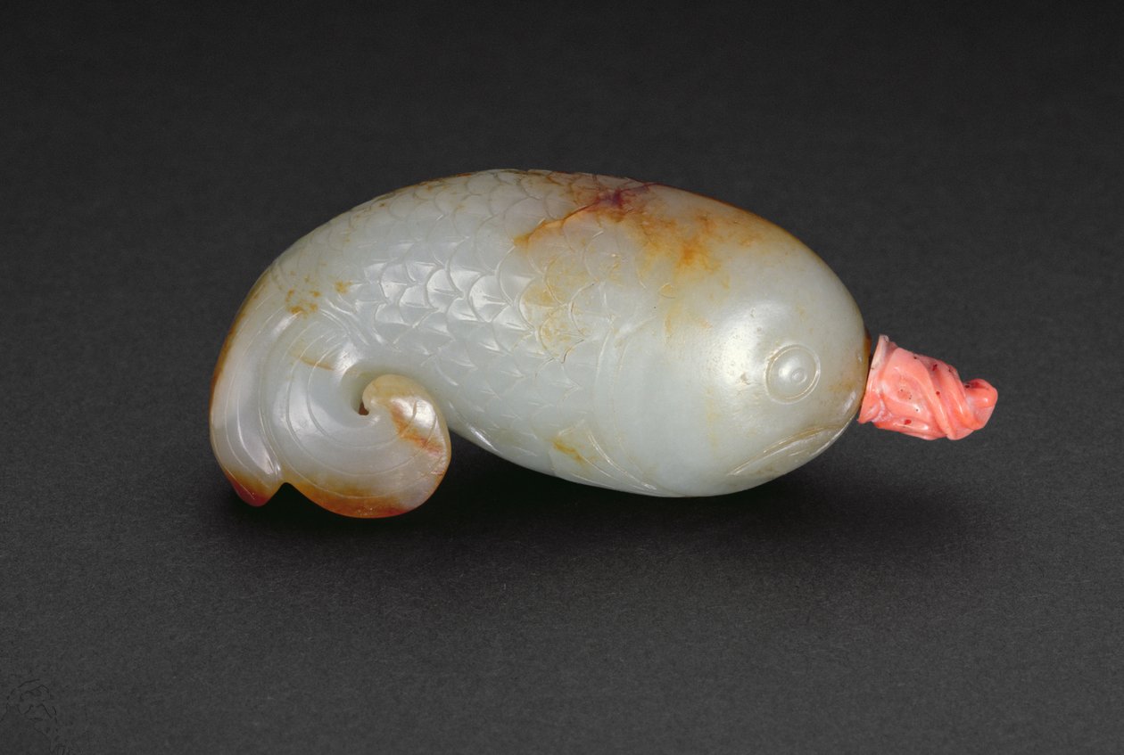Láhev na šňupací tabák v podobě ryby se zatočeným trojlístkovým ocasem (celadon a korál) od Chinese School