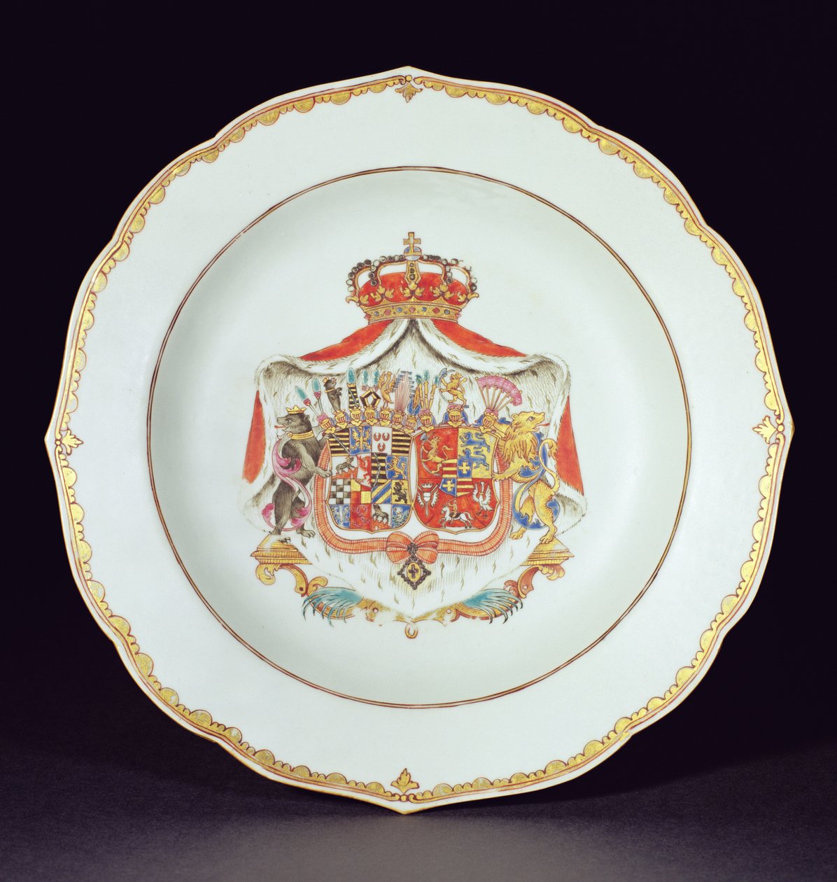 Polévkový talíř zdobený zlacením a smalty s erbem Kristiána Augusta, knížete z Anhaltu-Zerbstu (1690-1747) a Johanny Alžběty Holštýnsko-Gottorpské (1712-60), rodičů Kateřiny Veliké z Anhaltu. od Chinese School