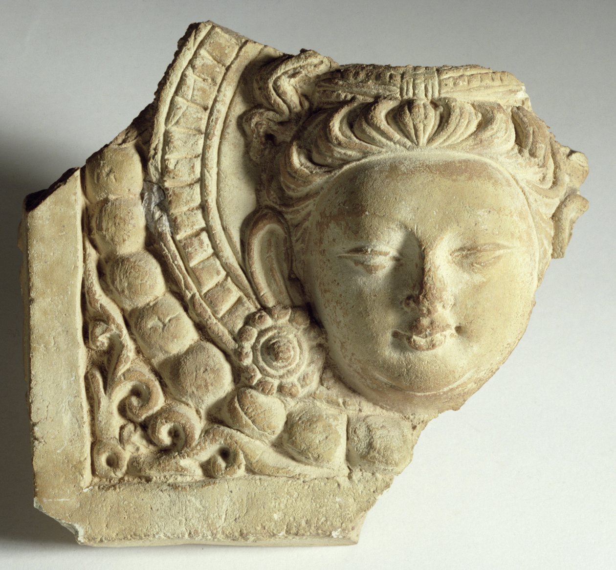Dlaždice s hlavou bódhisattvy, Mingoi, 6.-7. století (štuk) od Chinese School