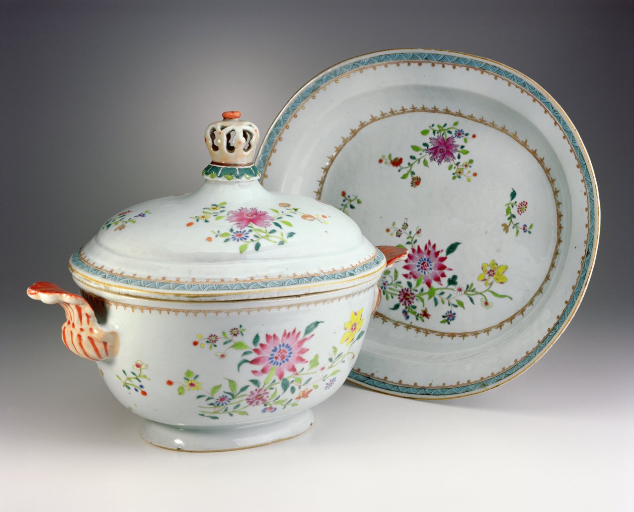 Tureen, kryt a stojan, období Qianlong, 1736-95 (rodinný růžový porcelán) od Chinese School