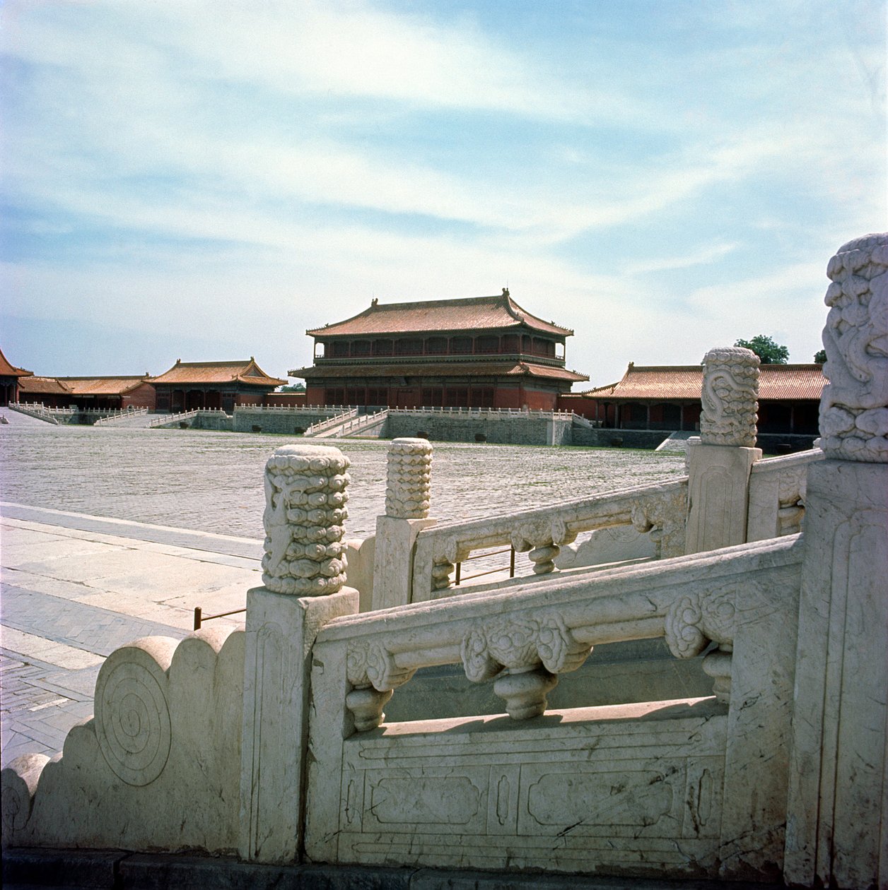 Pohled na centrální rampu vedoucí ze Síně nejvyšší harmonie, dynastie Ming 1420 od Chinese School