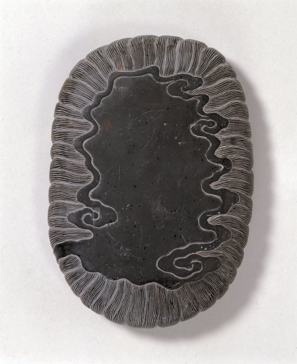 Inkstone vytesaný s vlnovými vzory, pravděpodobně dynastie Ming (šedý kámen tuan) (spodní strana) (viz 142695) od Chinese School Chinese School