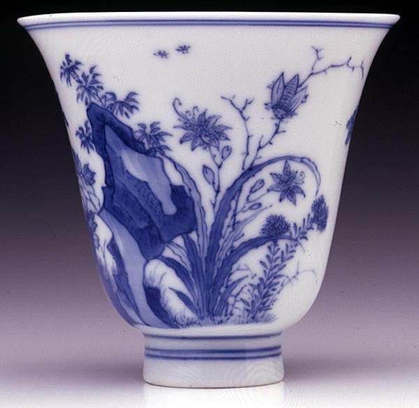 Kádinka z poloskořápky, značka Kangxi a období 1662-1722 (porcelán s modrou podglazurou) (viz 142559 a spodní strana 142558) od Chinese School Chinese School