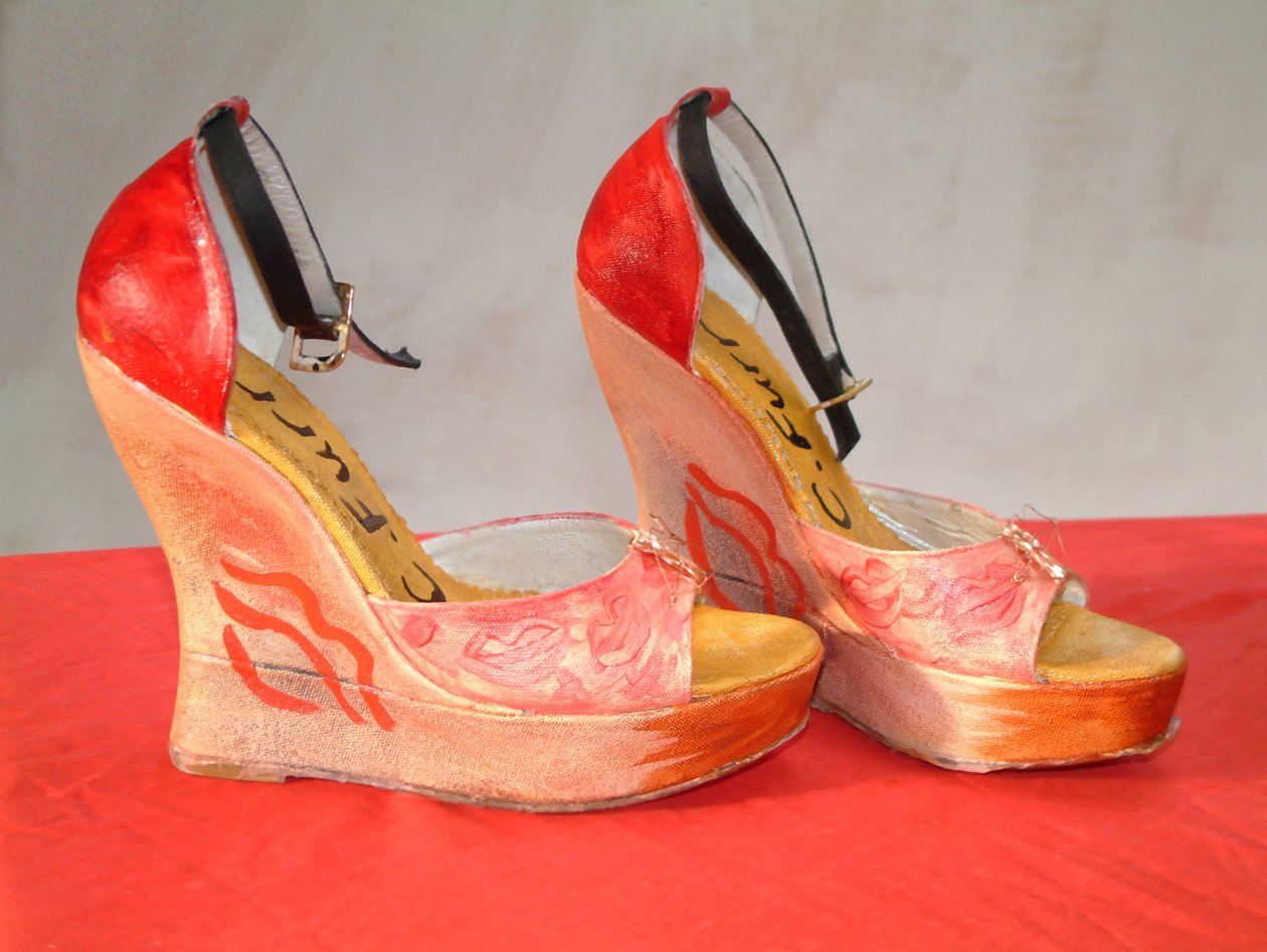 Baisse, Moi, Malované boty Dehavilland Heels, 2006 (socha) od Christian Furr