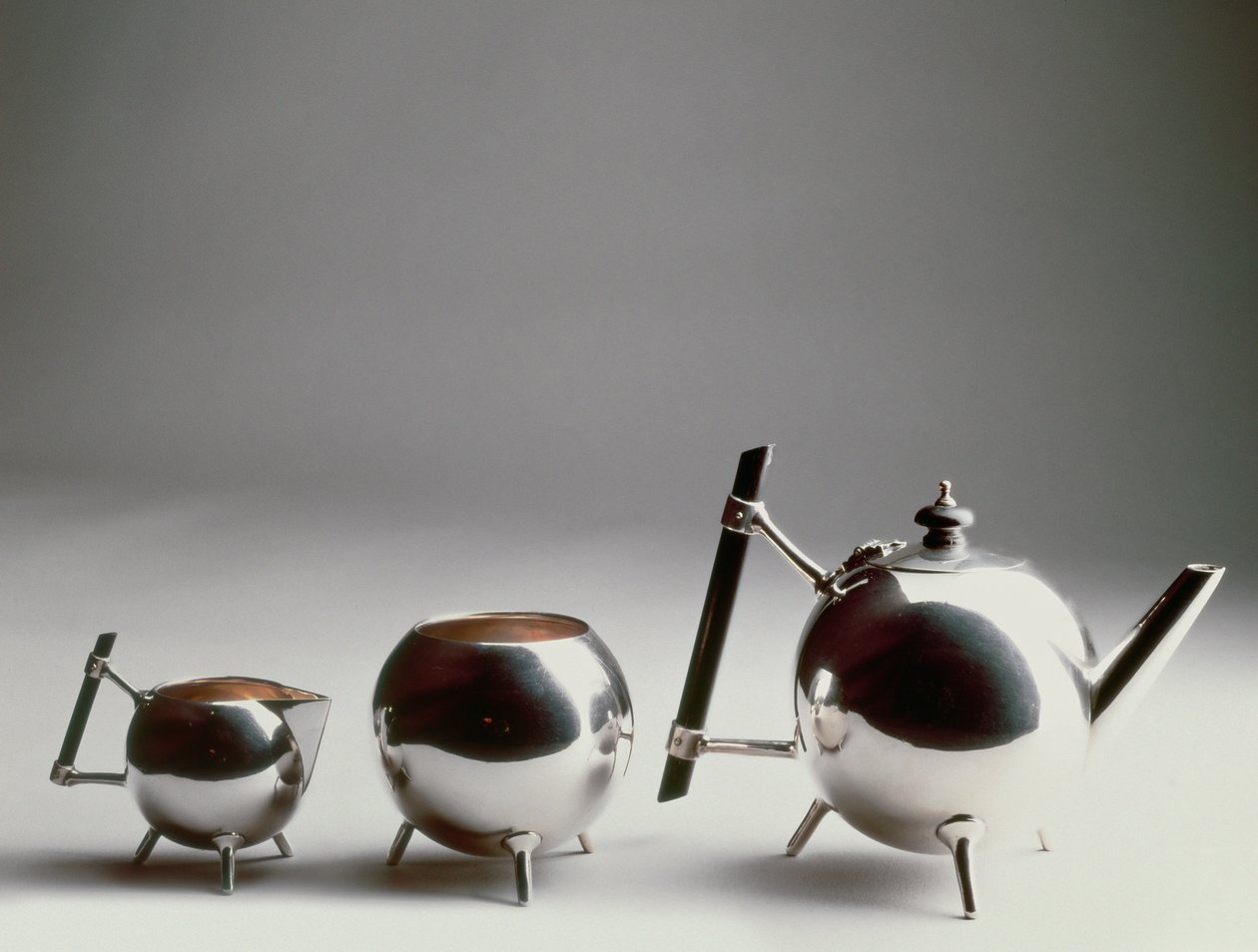 Čajový set vyrobený společností Elkington & Company, kolem roku 1925 (elektroplotna) od Christopher Dresser