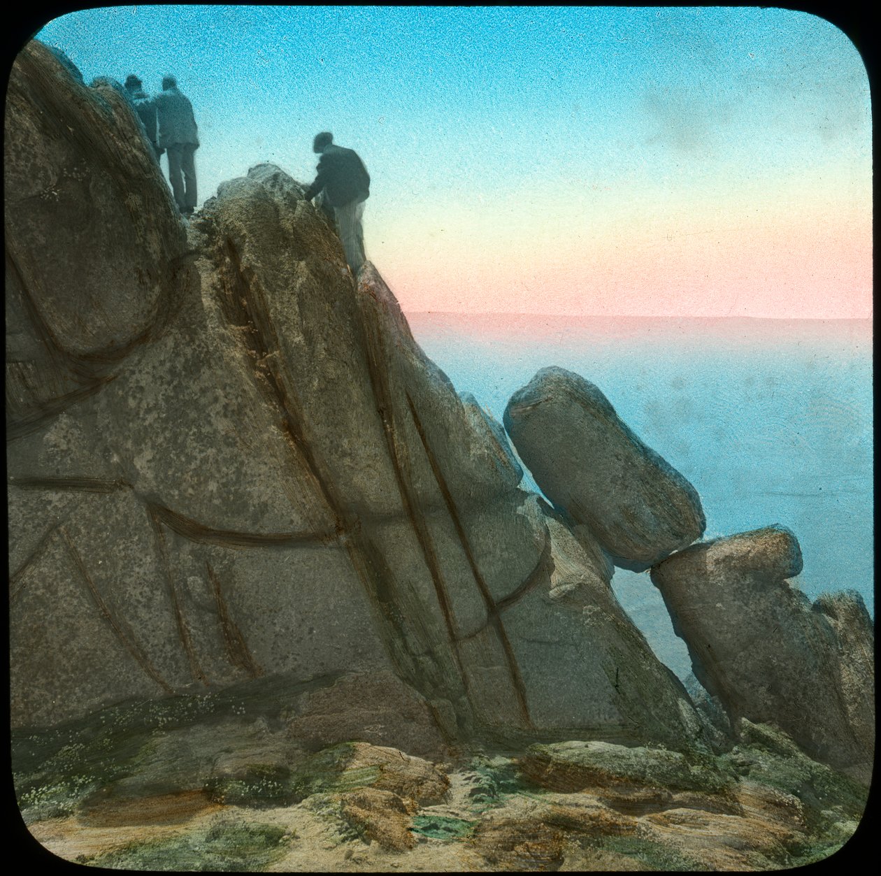 Lezení na Logan Rock, poblíž Treen, Cornwall, konec 19. nebo začátek 20. století. od Church Army Lantern Department
