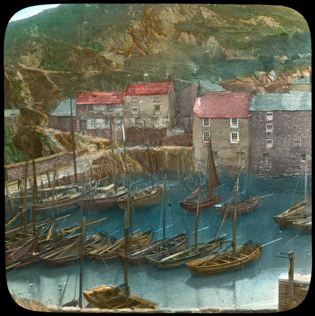Rybářské lodě v přístavu, Polperro, Cornwall, konec 19. nebo začátek 20. století od Church Army Lantern Department