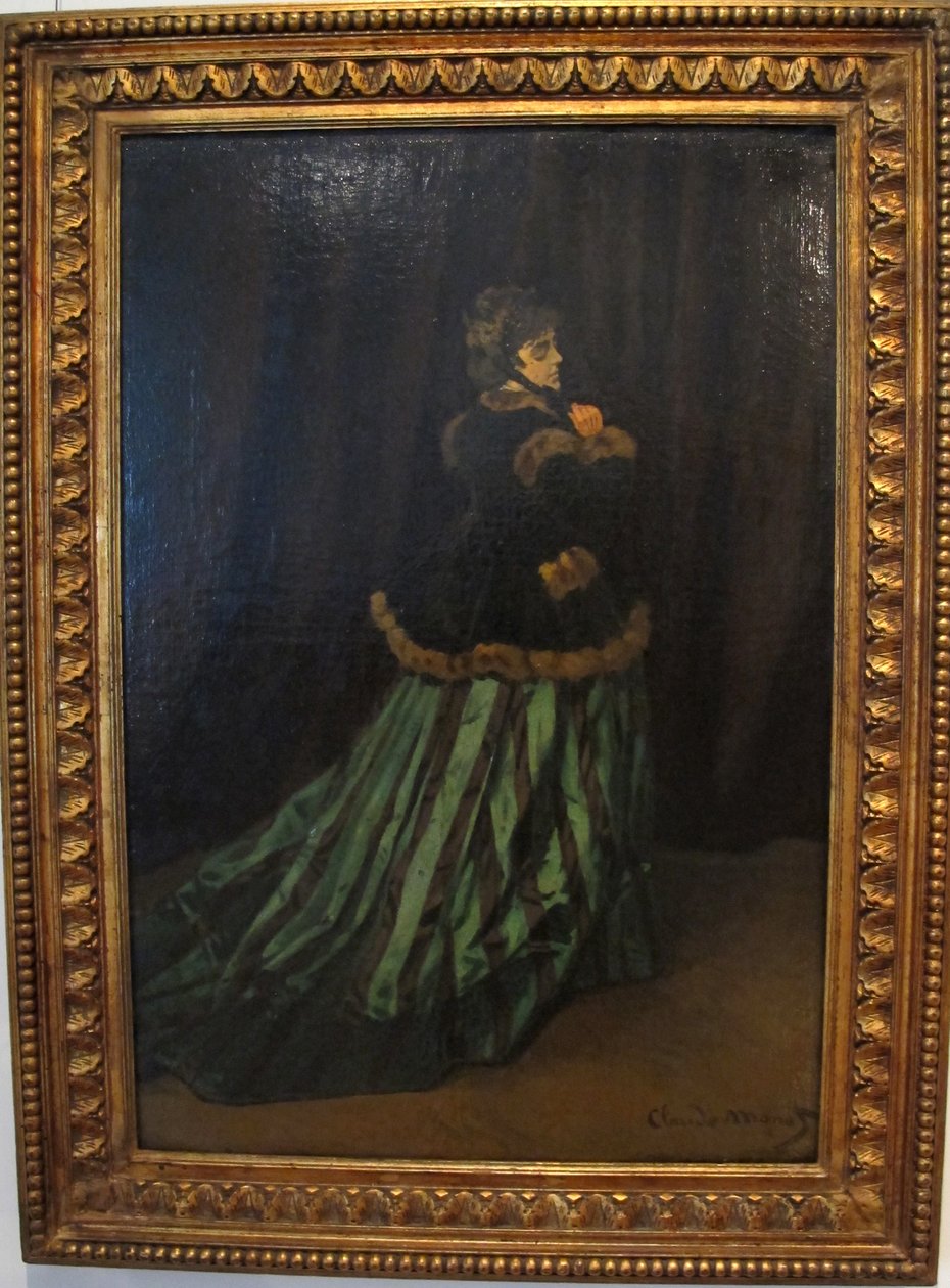 kamillově zelené šaty od Claude Monet