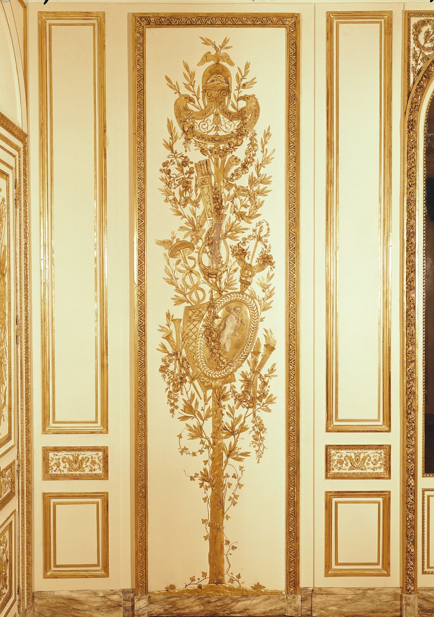 Detail obložení s trofejním štítem, lyrou, žezlem a caduceem pro „Salon de Compagnie“ hotelu d