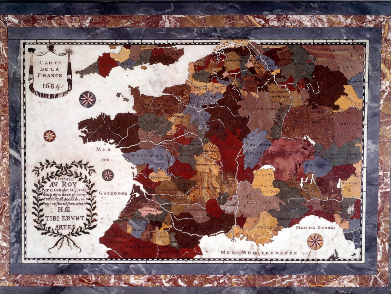 Mapa Francie ze 17. století s decoupage různých regionů. Stůl ebene Napoleon III podpírající mozaikovou desku z tvrdých kamenů, mramoru a albatru představující Francii kolem roku 1684, stolní deska je součástí nábytku Marie-Antoinetty v Grand Trianonu. od Claude Antoine Couplet