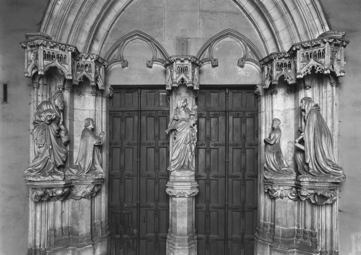 Portál s trumeau zobrazující Pannu s dítětem, Filipa Smělého a sv. Jana Křtitele, Markétu III., hraběnku z Flander a sv. Kateřinu od Claus and Malouel, Jean Sluter