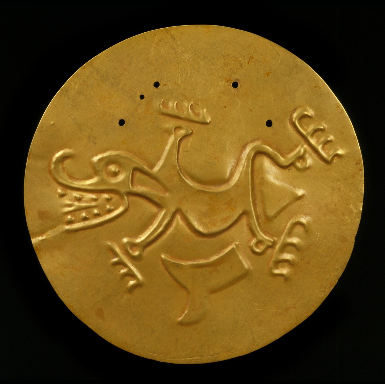 Disk pectoral s krokodýlem, 300-1550 n. l. (tlouknuté a pronásledované zlato) od Coclé Gran