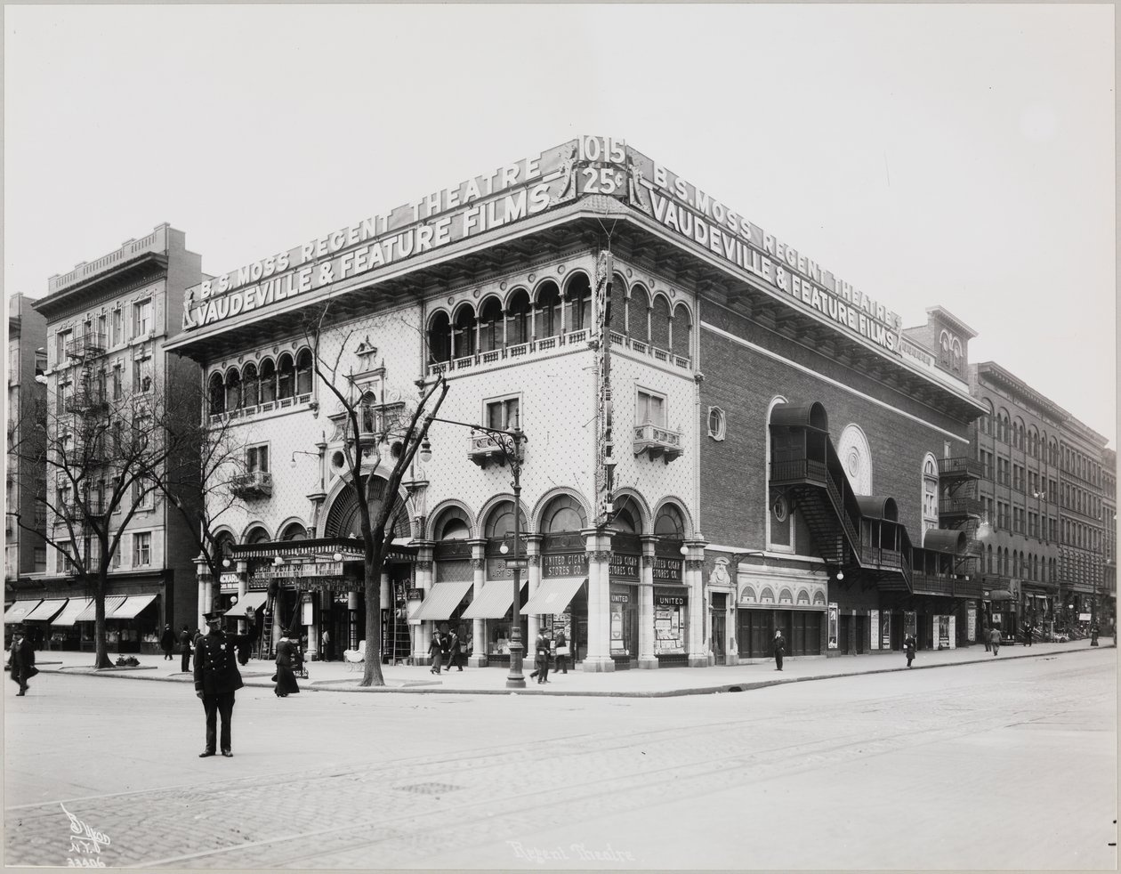 Obrovské divadlo s propracovanou fasádou, doplněné maurskými oblouky a balkony. Velký nápis na vrcholu budovy hlásá „B.S. Moss Regent Theatre Vaudeville a hrané filmy.“ Cedule s reklamou na Olgu Petrovou ve filmu Srdce malované ženy visí ab od Company Byron