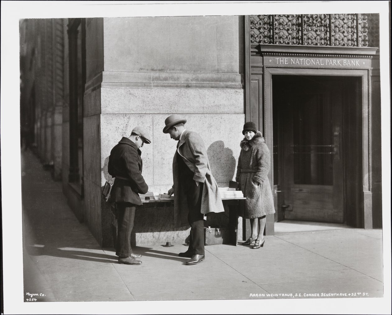 Obchodník se slepými zprávami, Aaron Weintraub, u svého stánku na jihovýchodním rohu 7th Avenue & 32nd Street od Company Byron