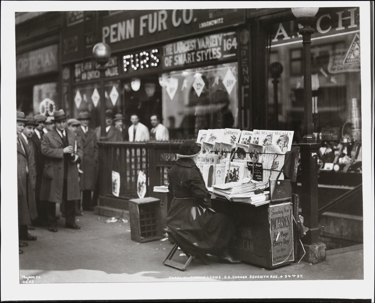 Prodavačka slepých zpráv Fannie Lyons u svého stánku na jihovýchodním rohu 7th Avenue a 34th Street od Company Byron