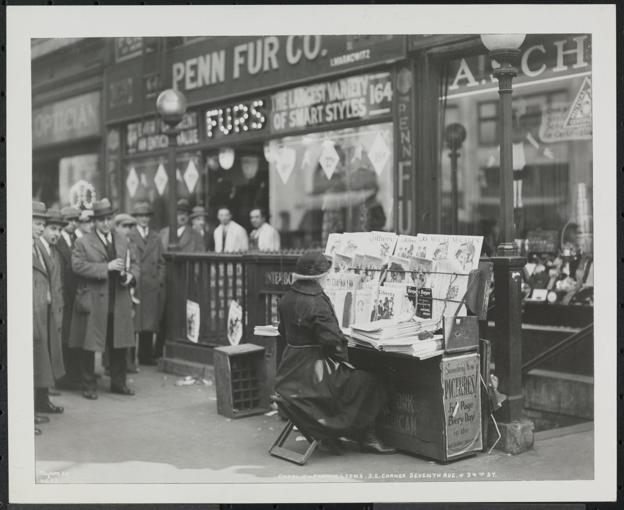 Prodavačka slepých zpráv Fannie Lyons u svého stánku na jihovýchodním rohu 7th Avenue a 34th Street od Company Byron