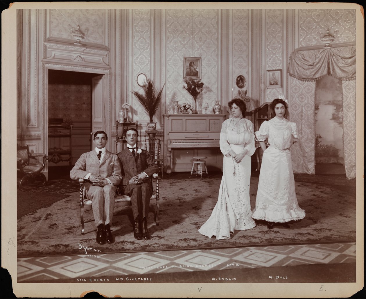 Charles Richman jako John Worthing, William Courtney jako Algernon Moncrieff, Margaret Anglin jako Gwendolen Fairfax a Margaret Dale jako Cecily Carew v oživení filmu Oscara Wildea „The Importance of Being Earnest“ v podání Charlese Frohmana od Company Byron