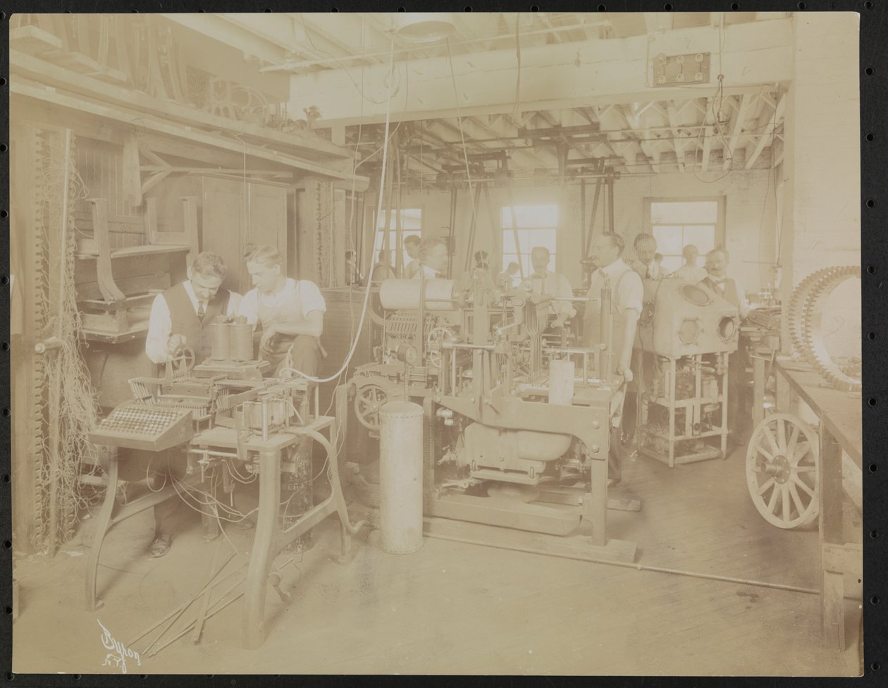 Filmová laboratoř Dressler & Co. s pracujícími muži, New York od Company Byron