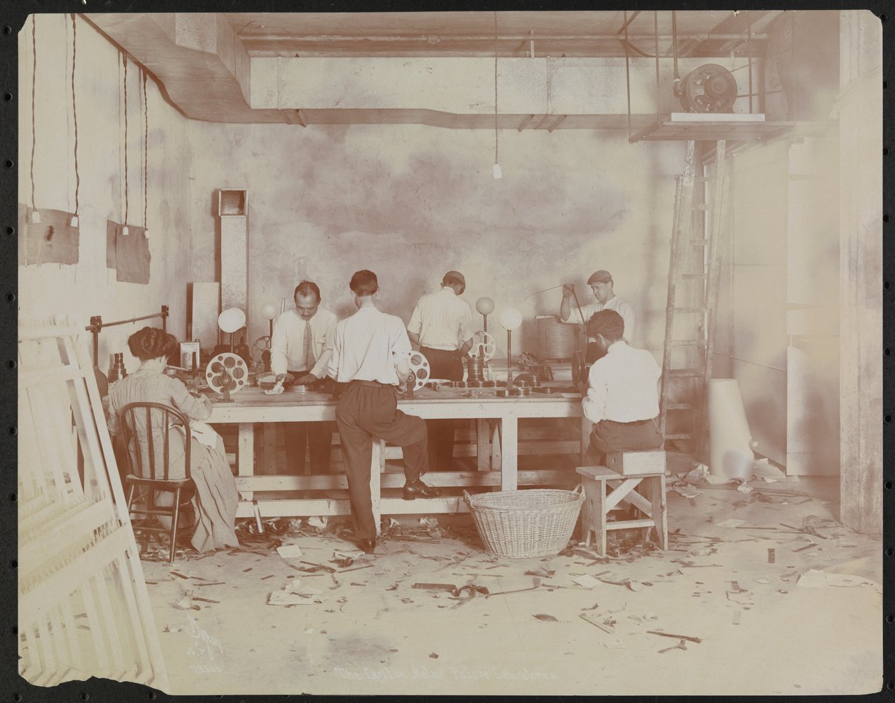 Filmové laboratoře v Carlton Motion Picture Co. s pěti muži a jednou ženou pracující s filmem, spojováním atd., New York od Company Byron