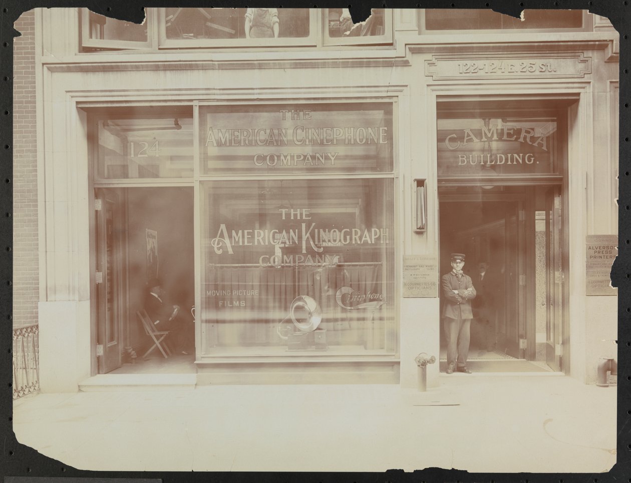 Fasáda v prvním patře 122-124 E. 25th Street, Camera Building, American Cinephone Company, American Kinograph Company a vrátný, New York od Company Byron