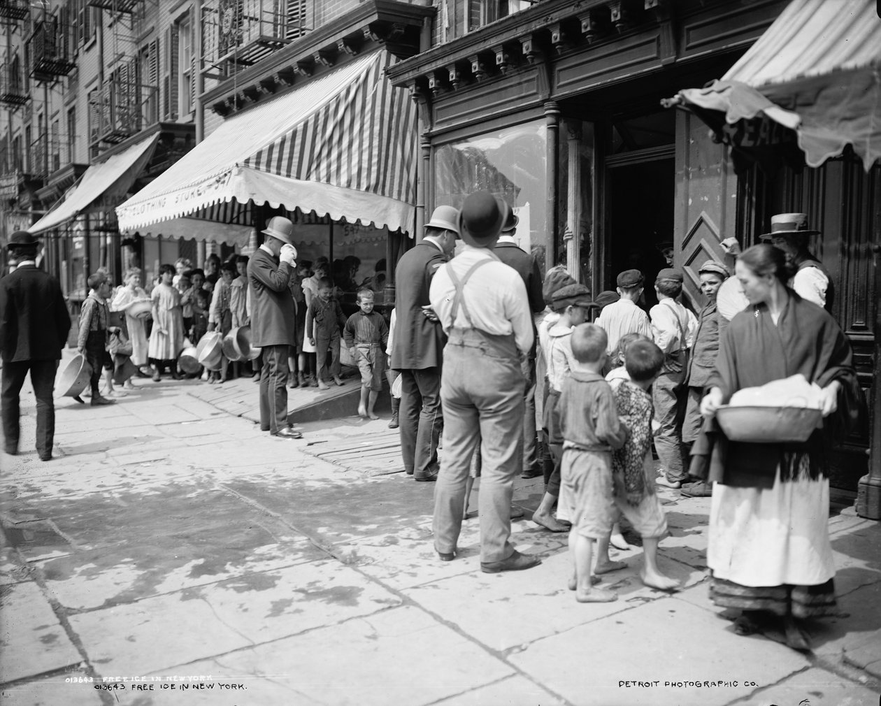 Rozdávání ledu zdarma v Mulberry Street, New York, cca 1900 (černobílá fotografie) od Company Byron