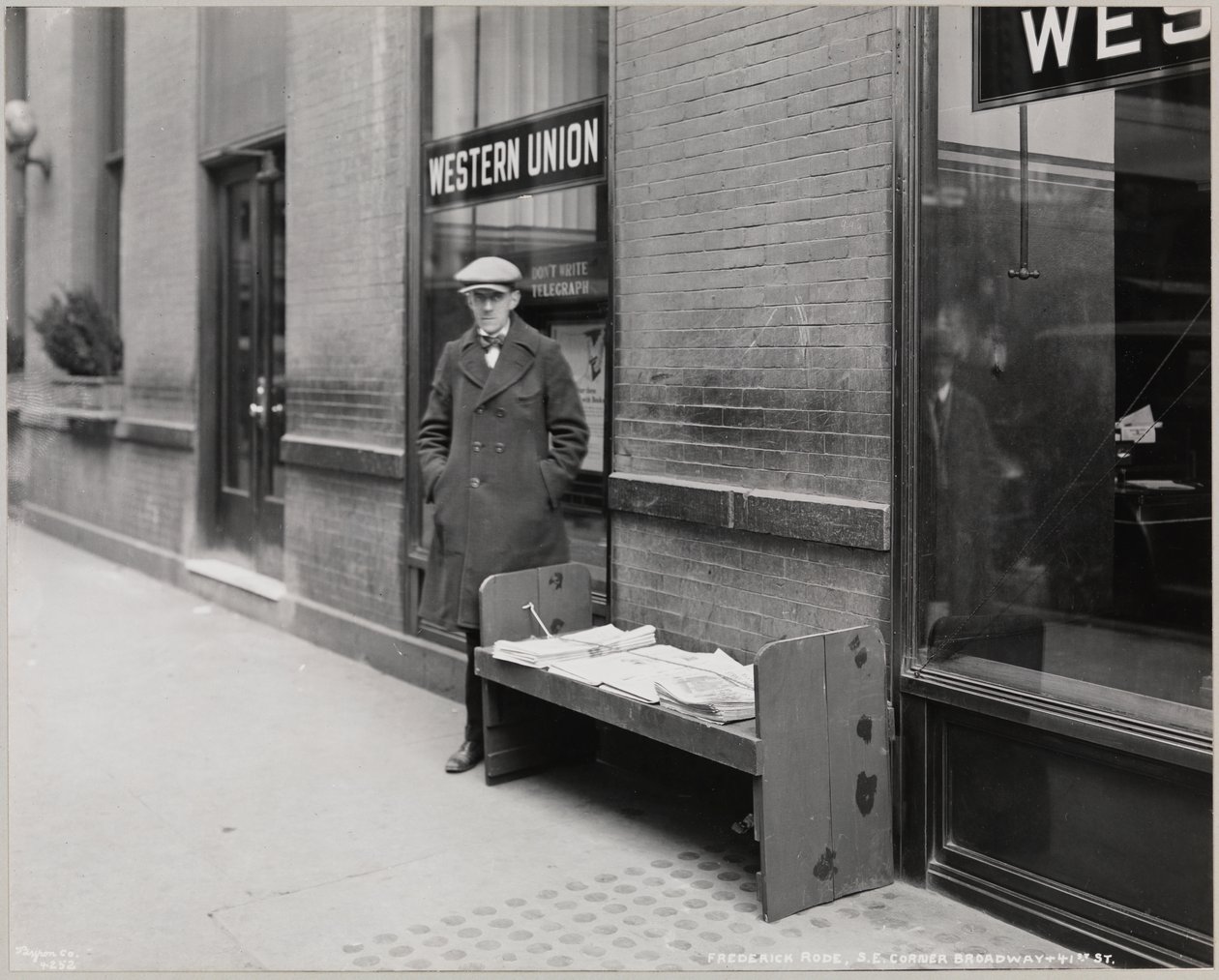 Slepý prodejce novin, Frederick Rode a jihovýchodní roh Broadway & 41st St. V okně za panem Rodem je vidět nápis Western Union od Company Byron