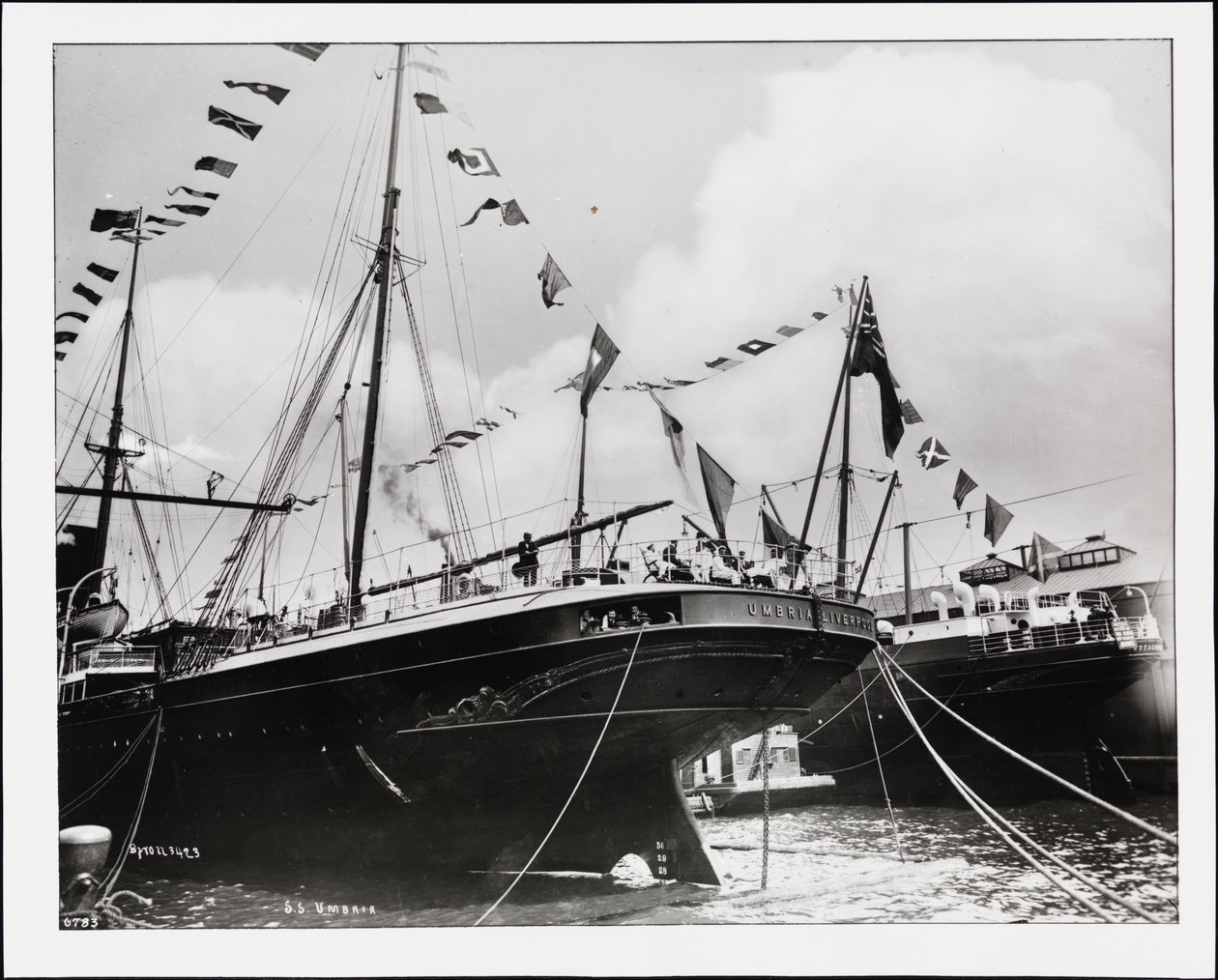 Záď S.S. "Umbria" v doku, cca 1900 (černobílá fotografie) od Company Byron