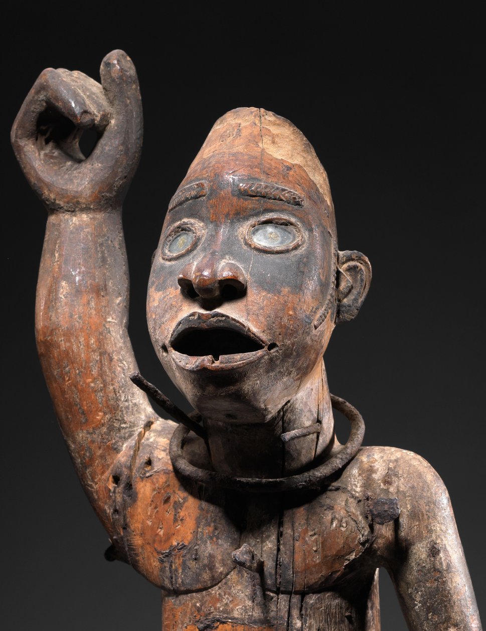 Nkisi (dřevo, železo a sklo) od Congolese