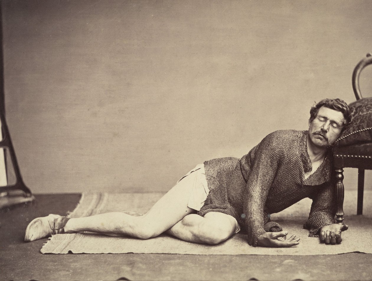 Muž v tunice s řetězovou poštou vystupující jako umírající voják, ca. 1863. od Constant Delessert