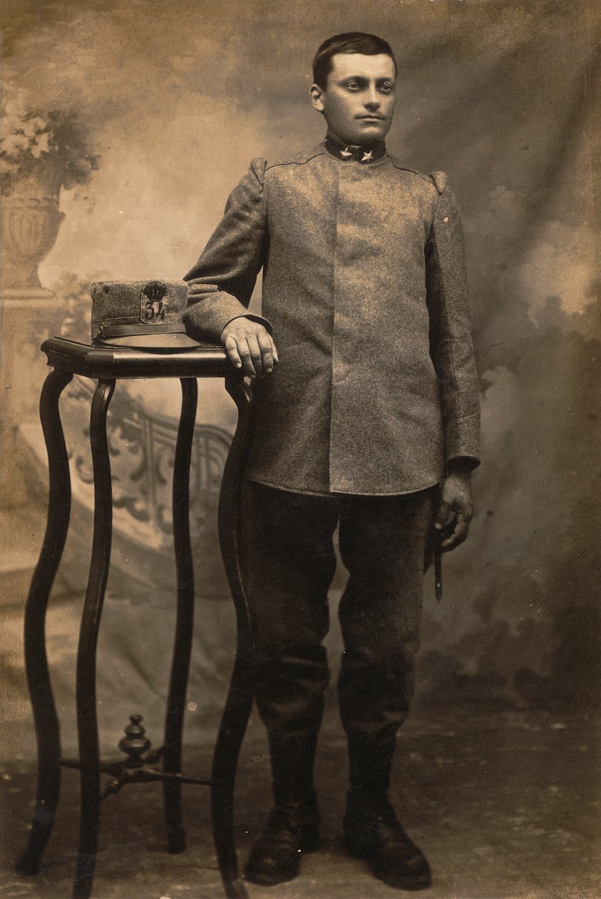 Album "The GM R. Army (I. světová válka)": voják 34. pěšího pluku v uniformě podle zemí (černobílá fotografie) od Conterno Conterno