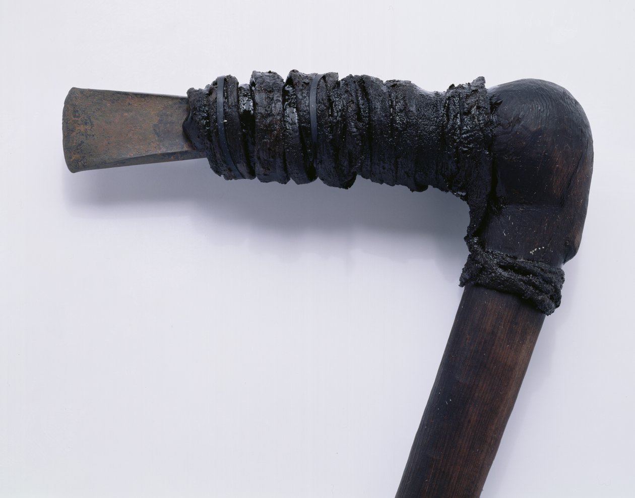 Sekera nalezená s tisovým dřevem Oetzi Iceman s detailem kožené vazby 222116 od Copper Age