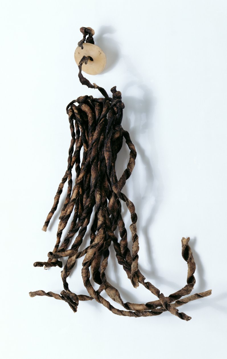 Střapec s proraženým kulatým kotoučem, nalezený u Oetzi Iceman (kůže a kámen) od Copper Age