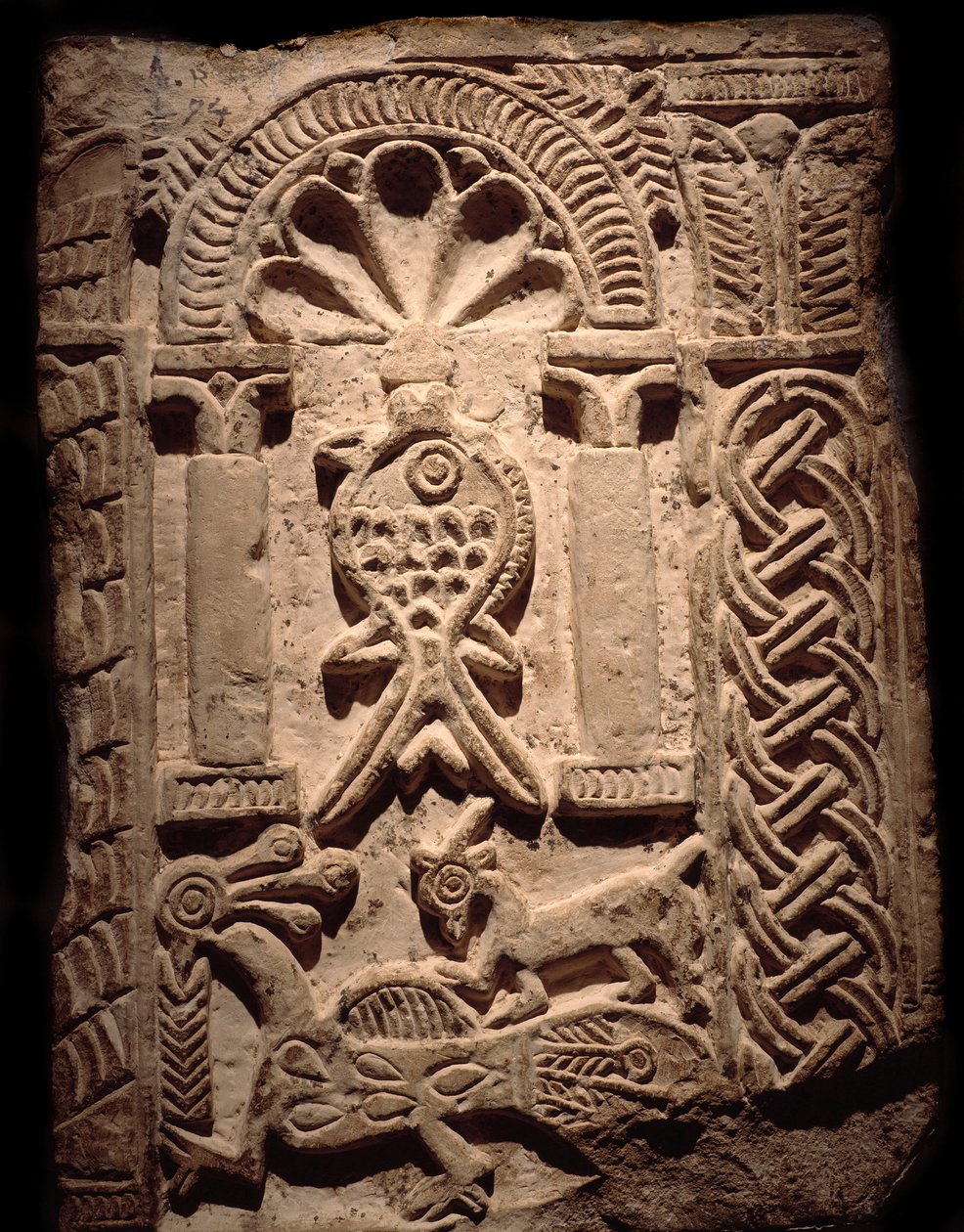 Koptská civilizace: fragment stěny vysokých reliéfů s rybami (křesťanský symbol). 6. nebo 7. století po JC. Luxor, Egyptské muzeum umění od Coptic Coptic