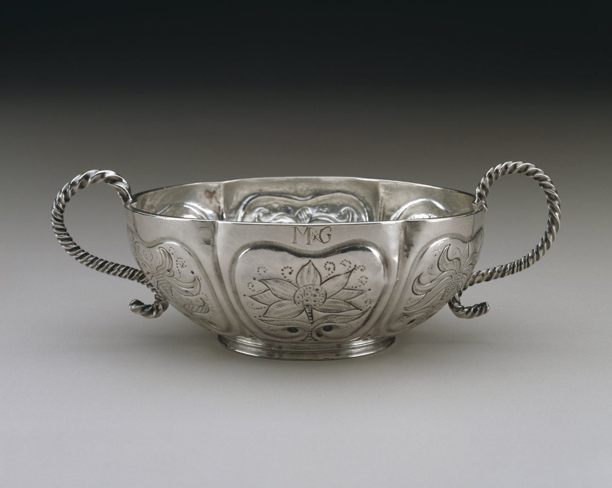 Miska na brandyvinu, 1696-1731 (stříbrná) od Cornelius Kierstede