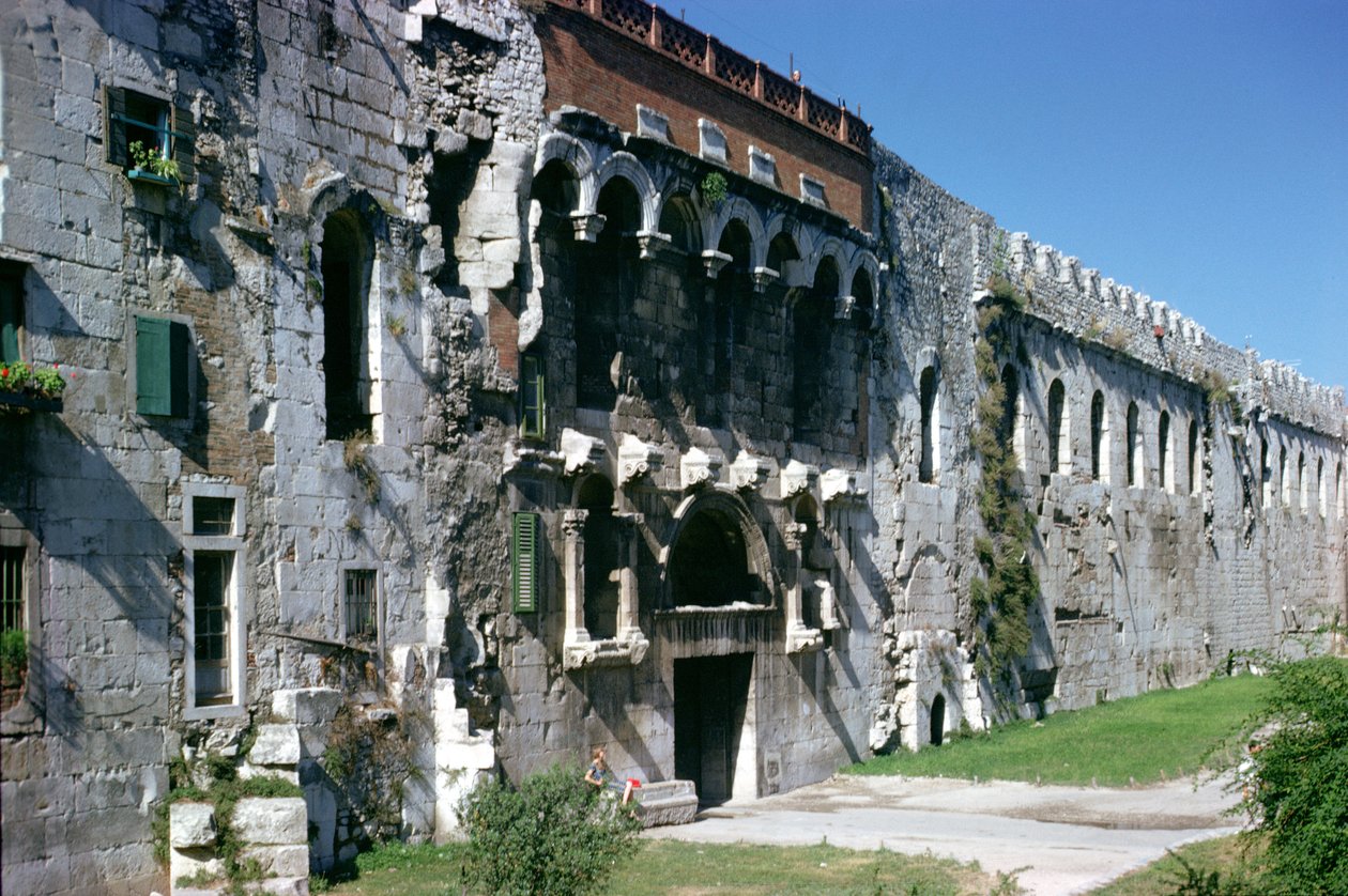 Severní zeď Diokleciánova paláce s Porta Aurea, c. AD 300 od Croatian School