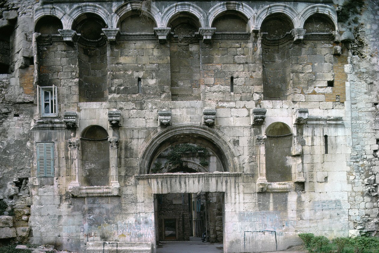 Porta Aurea v Diokleciánově paláci. cca 300 AD od Croatian School