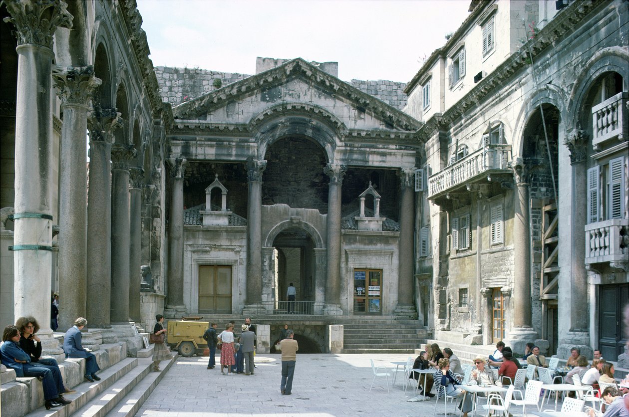 Peristyle v Diokleciánově paláci, c. AD 300 od Croatian School