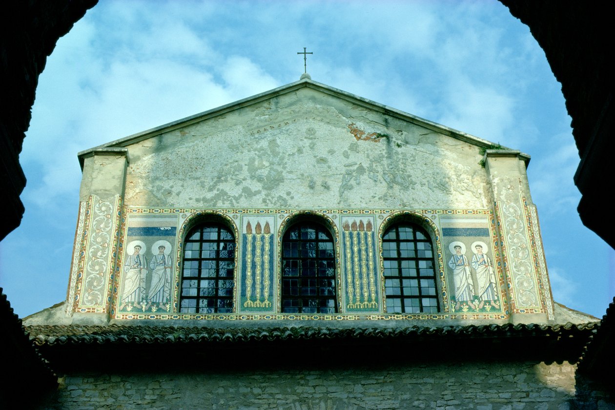 Pohled na venkovní mozaiky od Croatian School