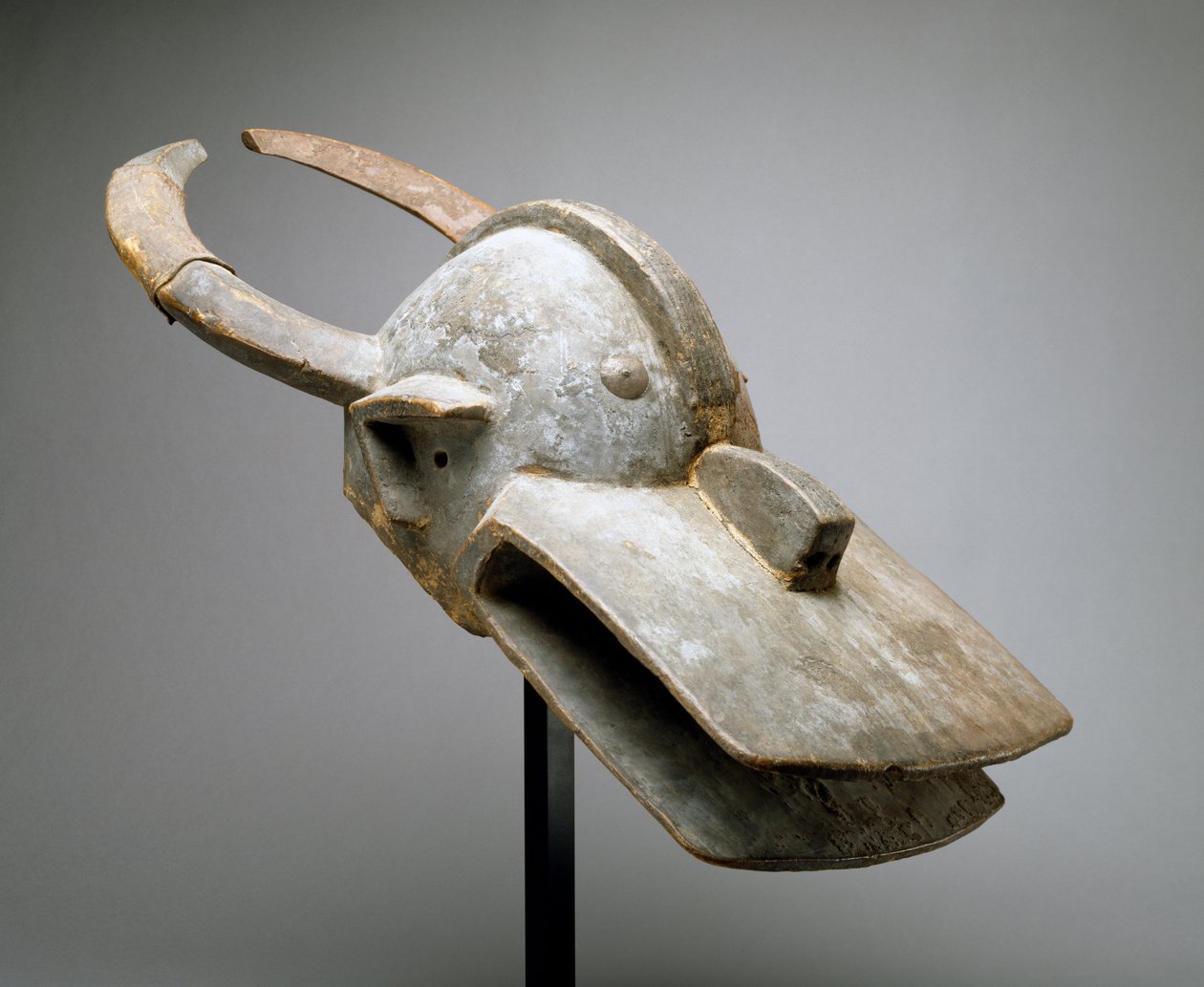 Přilbová maska krávy (Vara Society), západní Súdán, subsaharská Afrika, konec 19. století (dřevo, obětní látky, kov, hřebíky a zvířecí kůže) od Culture Chamba