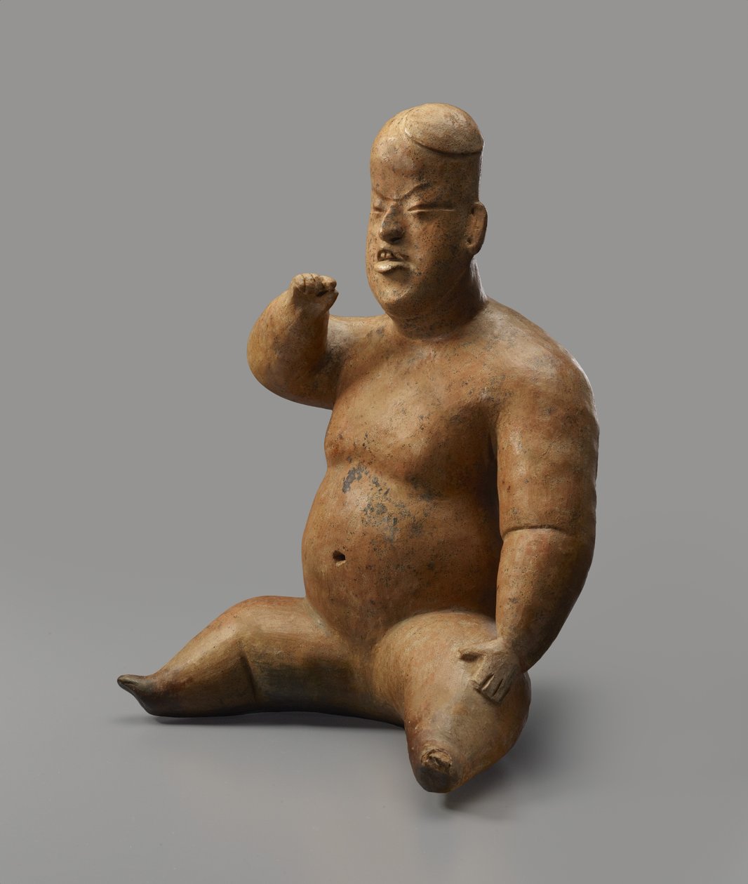 Sedící figura (kamenina se skluzem) od Culture Olmec
