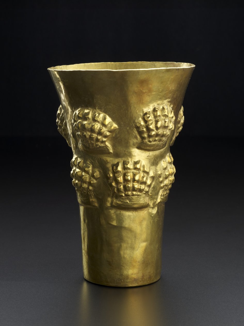 Kádinka znázorňující spondyl, jasně červenou skořápku měkkýše, 800–1350 n. l. (zlato tepané) od Culture Sicán