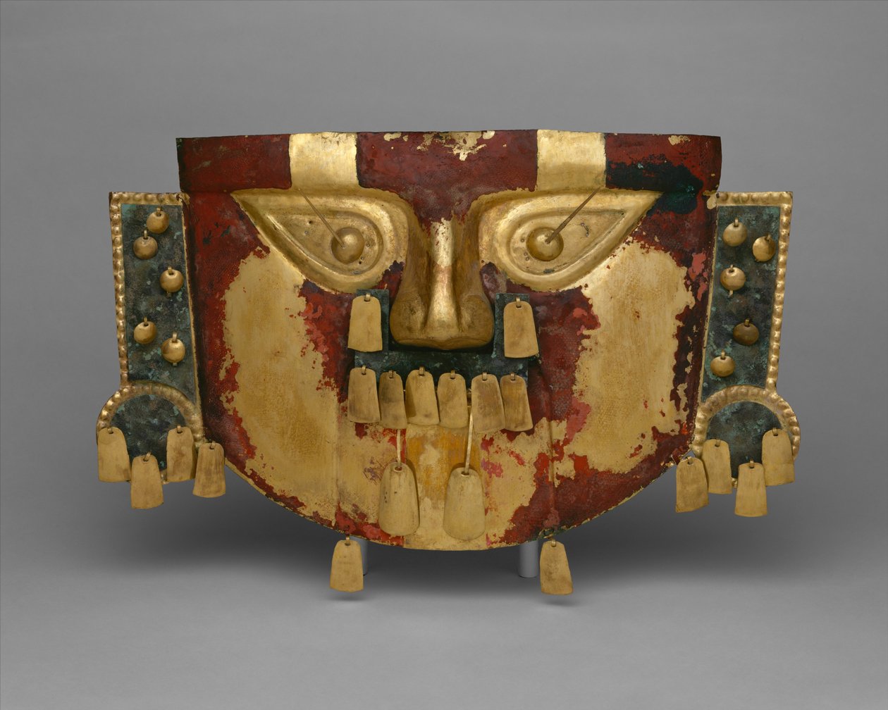 Peruánská pohřební maska, 900-1100 našeho letopočtu (zlato, stříbro-měděné překryvy, rumělka) od Culture Sicán