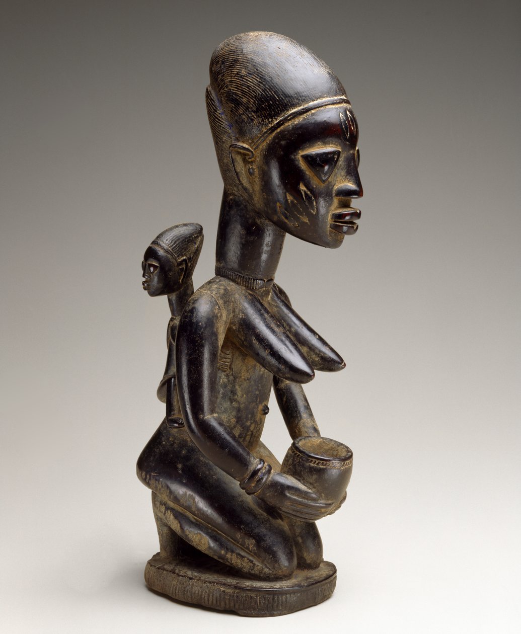Postava matky a dítěte, Nigérie, konec 19. století (dřevo a stopy indiga) od Yoruba Culture