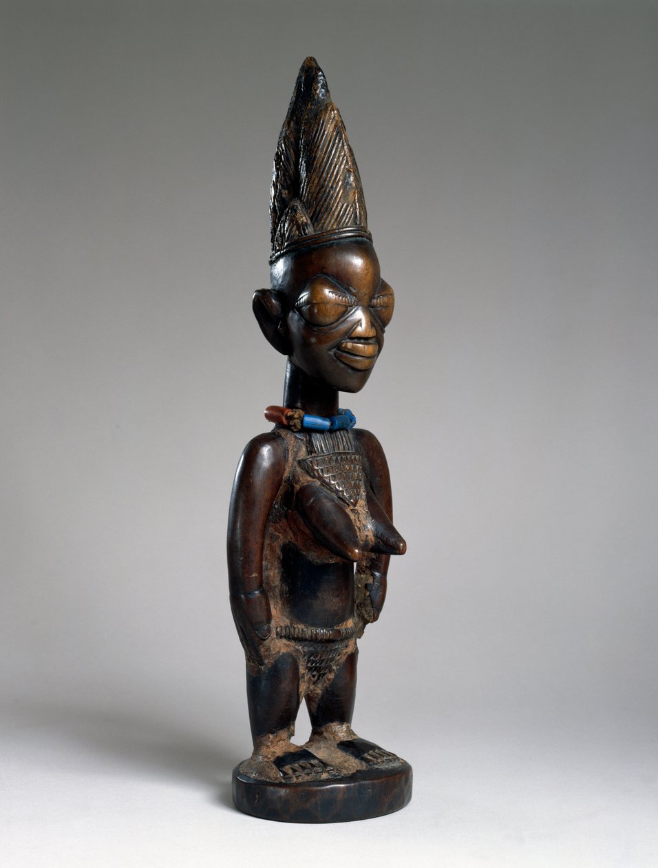 Postava dvojčete (ere ibeji), oblast Ila-Orangun, Nigérie, konec 19. nebo začátek 20. století (dřevo, skleněné korálky a stopy tukuly) od Yoruba Culture