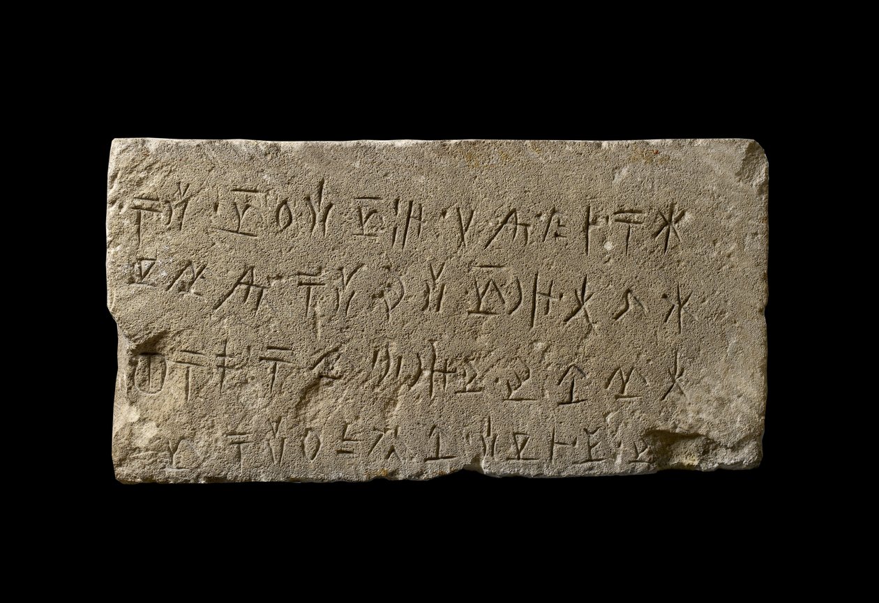 Kyprosylabický eteocyperský nápis (4 řádky) na kamenné desce, cca 480-310 př.nl od Cypriot