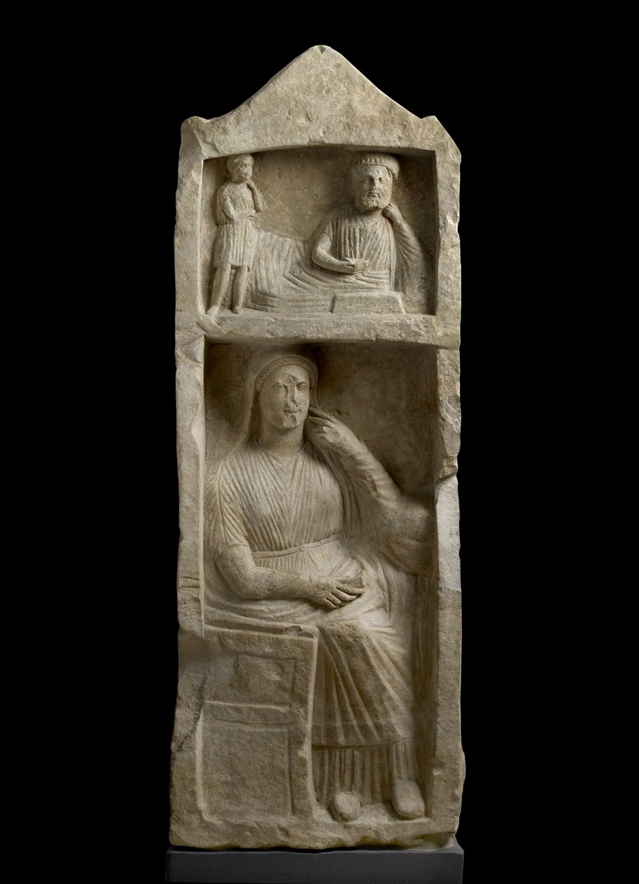 Vápencová náhrobní stéla, reliéf vousatého hostinského s chlapcem a sedící ženou, cca 325-30 př. n. l. (vápenec) od Cypriot